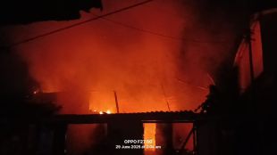 major fire in nate market rajapur destroys seven shops loss estimated at sixty lakhs