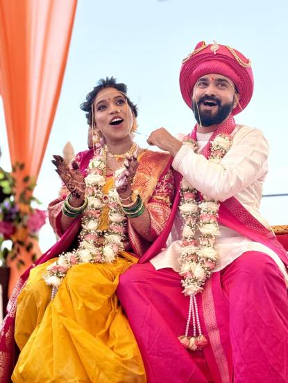 अभिनेत्याने पांढरा सदरा व त्यावर गुलाबी रंगाचं धोतर परिधान केलं आहे.
