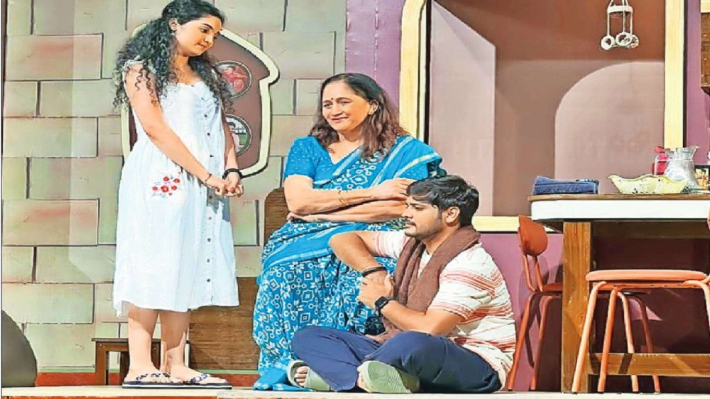 Loksatta natyarang marathi play drama vajandar review Loksatta natyarang marathi play drama vajandar review