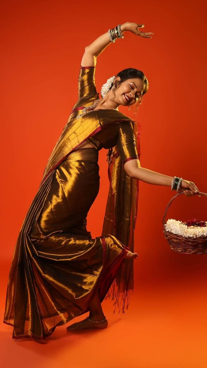 meera joshi south Indian look photoshoot in golden saree