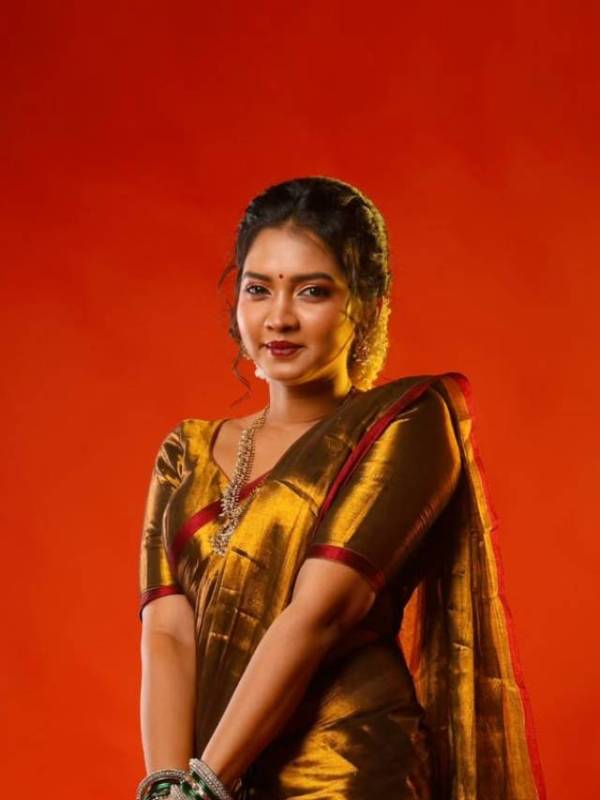 meera joshi south Indian look photoshoot in golden saree