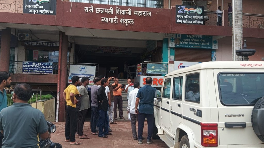 काय सांगता! चक्क नगरपालिका कार्यालयावर जप्तीची कारवाई, तीही न्यायालयाच्या आदेशाने… (लोकसत्ता टिम) 