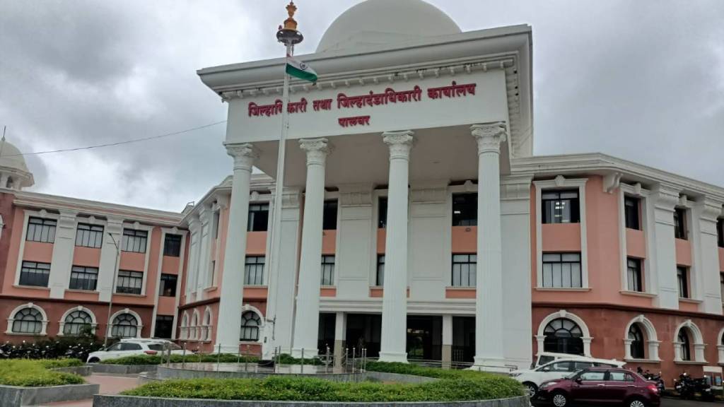 Fadnavis Palghar visit news in marathi