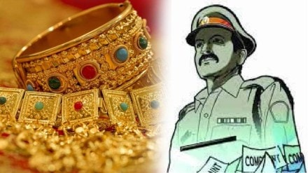 Woman jewellery stolen by fake police in Warje pune print news