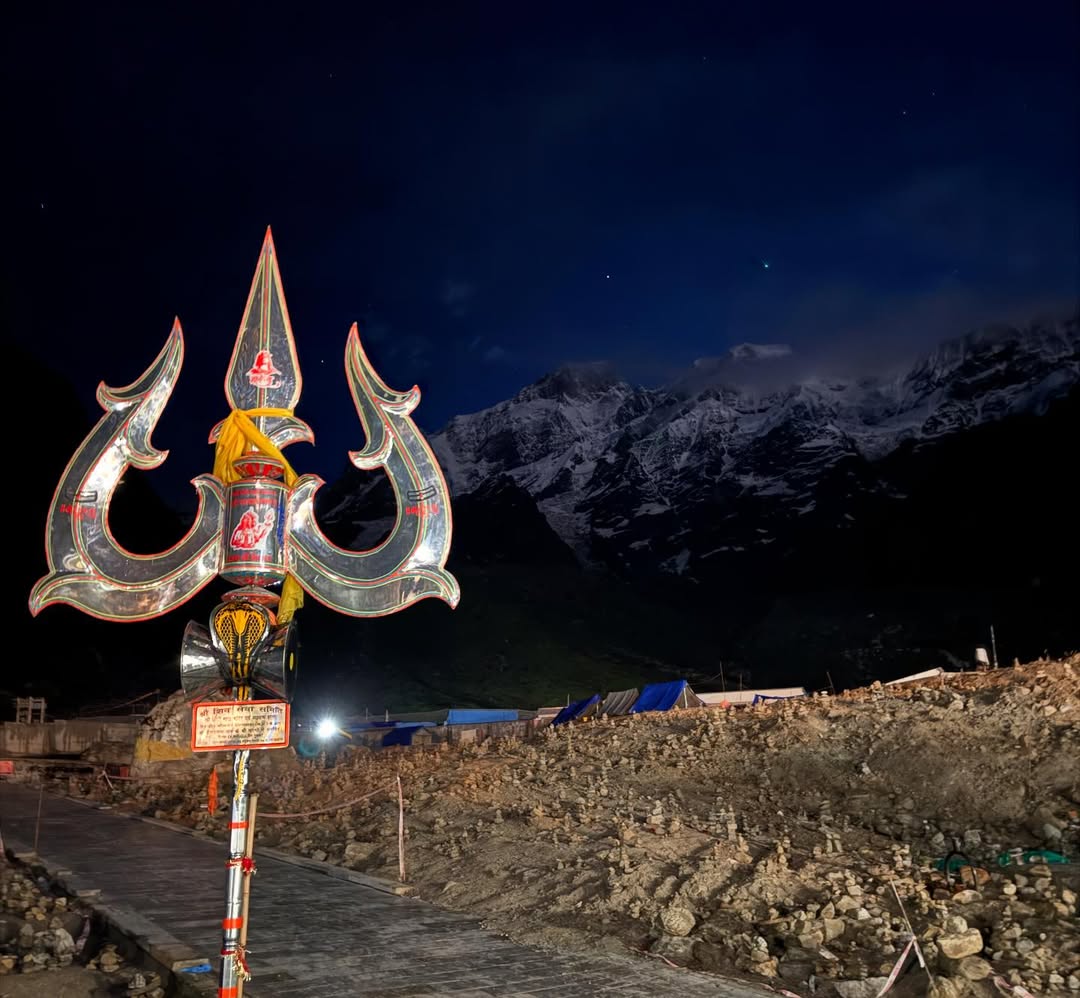 prajakta mali visit kedarnath dham uttarakhand with actress amruta khanvilkar