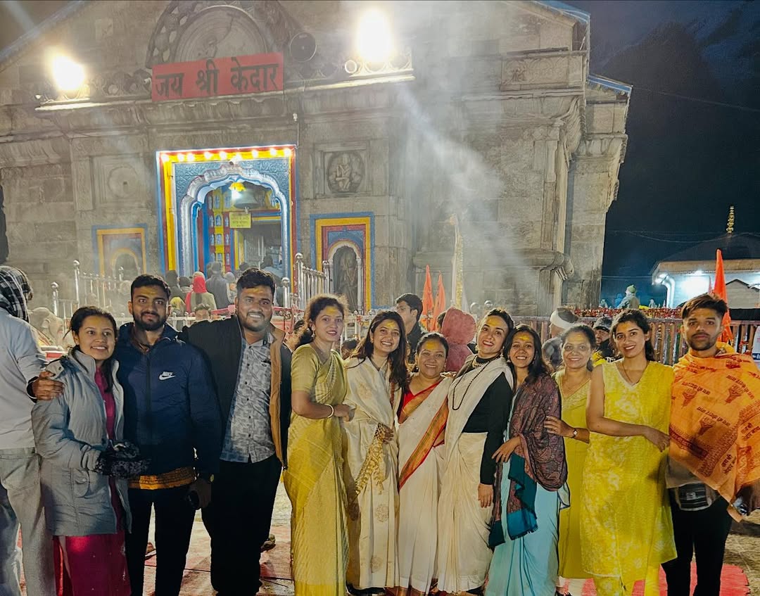 prajakta mali visit kedarnath dham uttarakhand with actress amruta khanvilkar