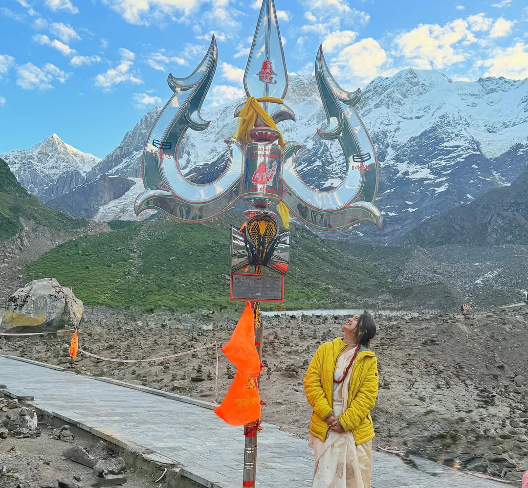 prajakta mali visit kedarnath dham uttarakhand with actress amruta khanvilkar