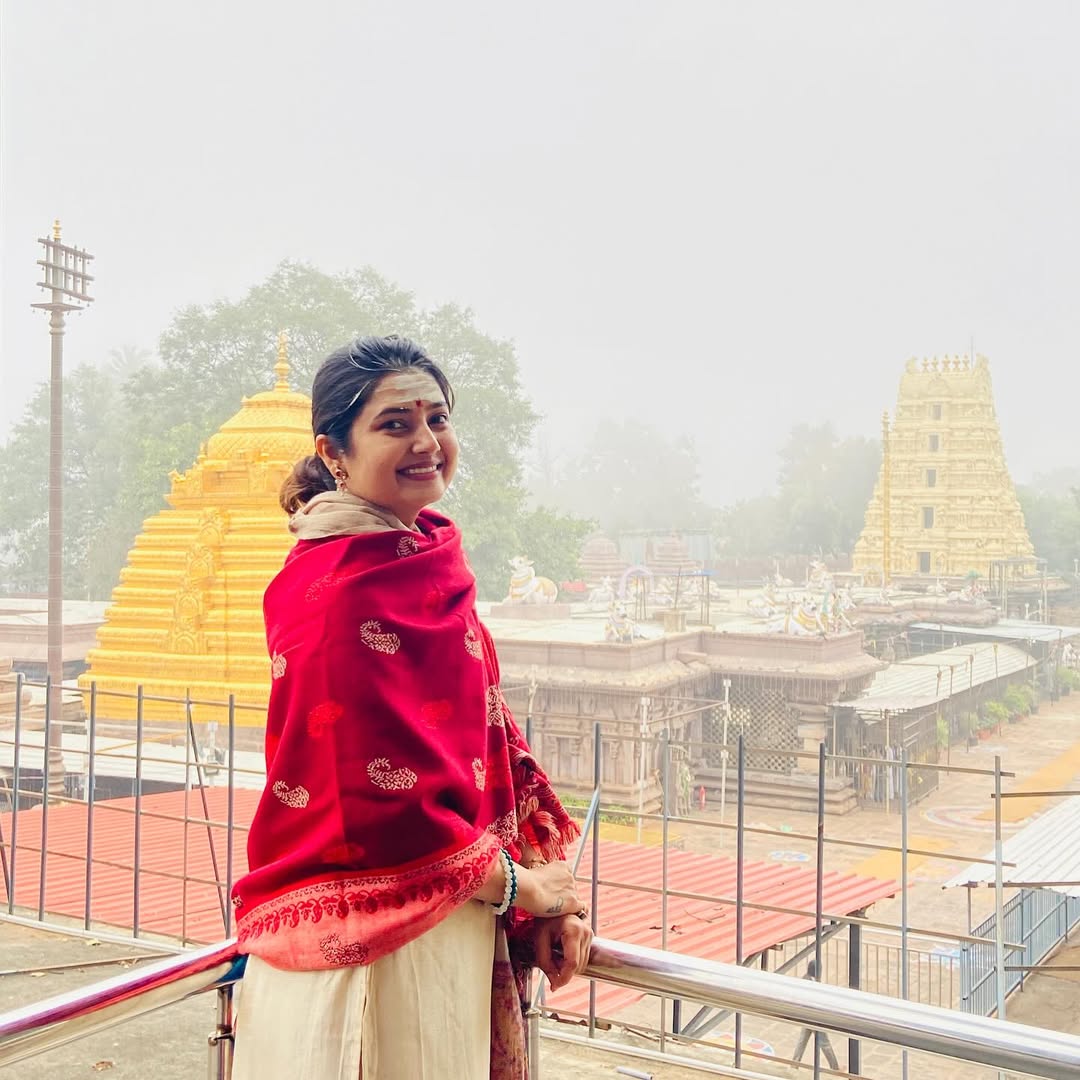 prajakta mali visit kedarnath dham uttarakhand with actress amruta khanvilkar