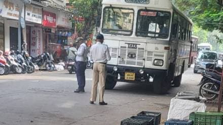 Phadke Road Dombivli traffic police take action against private buses
