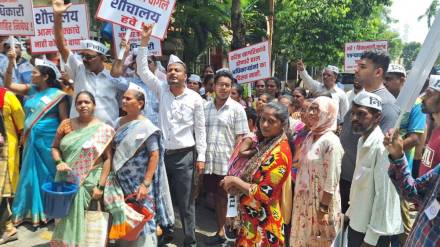 angry residents demand toilets in chembur