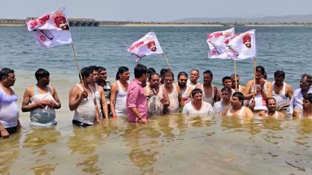 protest in water at amravati in support of Bachchu Kadu