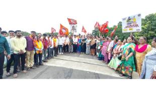 MNS, Shiv Sena Thackeray faction protest on Thakurli stalled flyover.