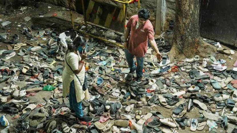 बंगळुरूच्या चिन्नास्वामी मैदानाबाहेर चेंगराचेंगरी झाल्यानंतर चप्पल-बुटांचा असा खच पडलेला दिसून आला. (फोटो सौजन्य पीटीआय)