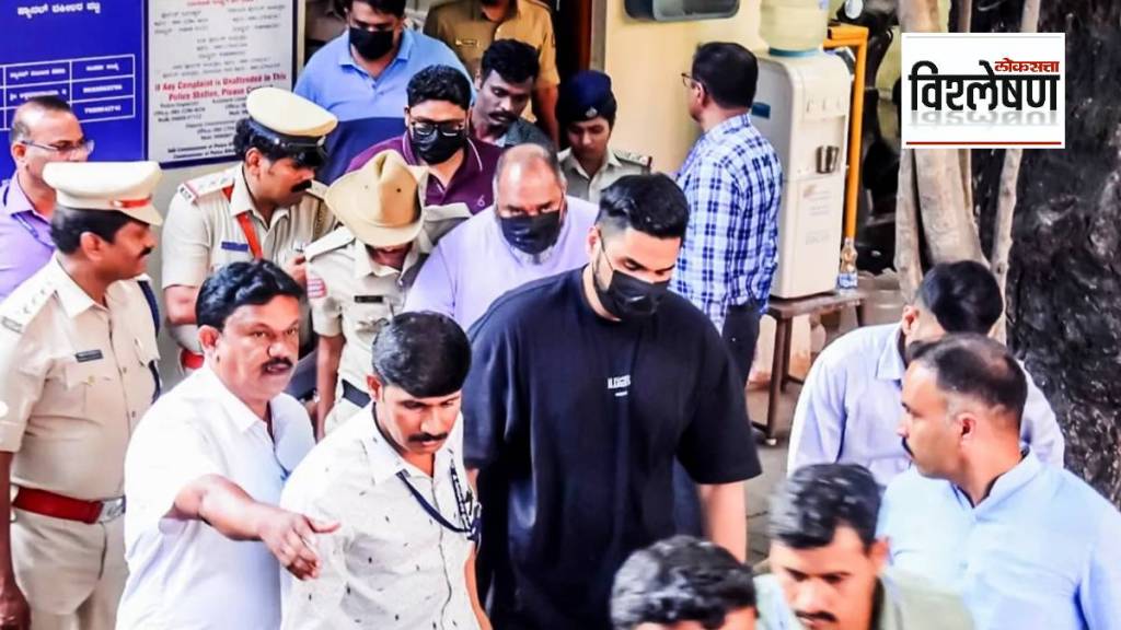 आरसीबी संघाच्या विजयी मिरवणुकीदरम्यान चेंगराचेंगरीप्रकरणी अटक झालेले निखिल सोसाळे कोण आहेत? (फोटो सौजन्य पीटीआय) आरसीबी संघाच्या विजयी मिरवणुकीदरम्यान चेंगराचेंगरीप्रकरणी अटक झालेले निखिल सोसाळे कोण आहेत? (फोटो सौजन्य पीटीआय)