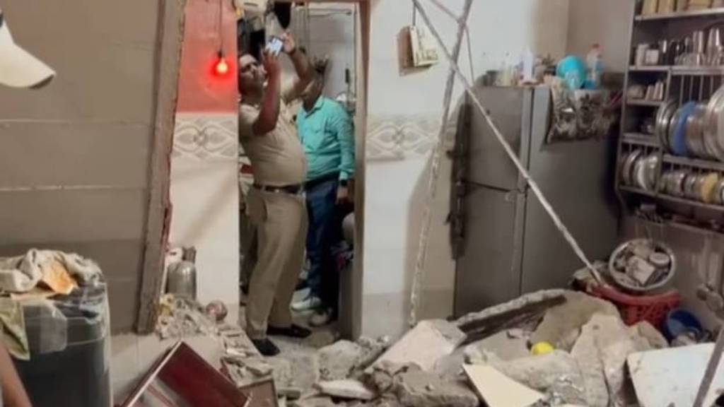 house roof collapses in Chembur news in marathi