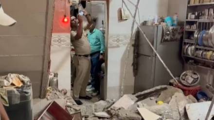 house roof collapses in Chembur news in marathi