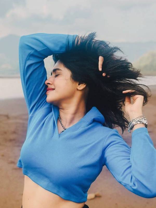 sanskrurti balgude enjoy in rain