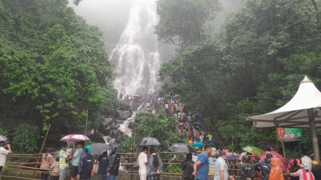 sawantwadi amboli tourism Tourists frustrated by traffic jams and parking problems sawantwadi amboli tourism Tourists frustrated by traffic jams and parking problems