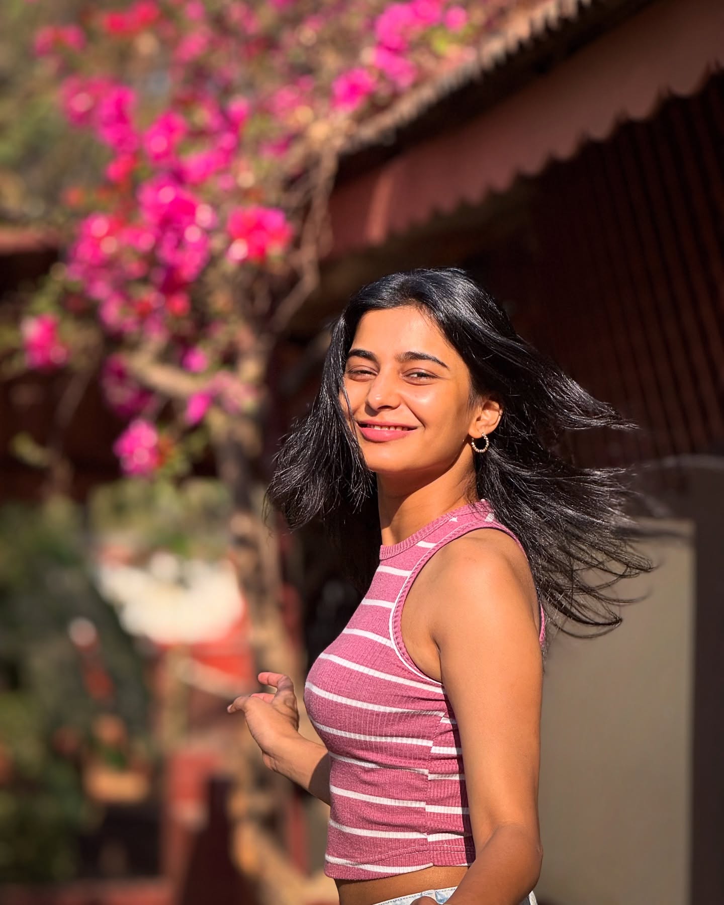 या फोटोमध्ये दोन वेण्या ओळख असलेली शिवानी नवीन हेअरकटमध्ये दिसत आहे.