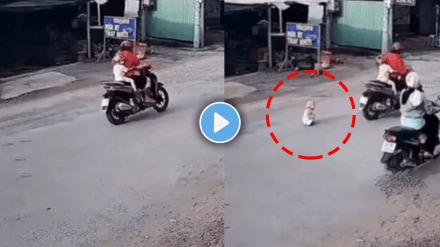 Shocking Video of person leaving baby on road viral video on social media Shocking Video of person leaving baby on road viral video on social media
