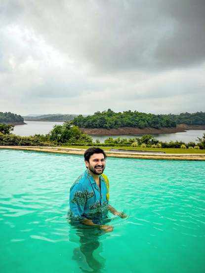 siddharth chandekar celebrates his birthday with friends