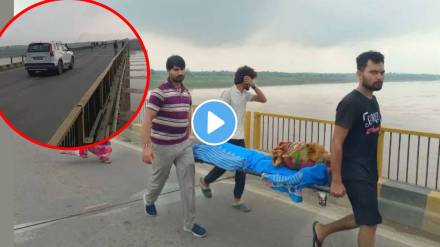 son walked on foot carrying mother dead boday