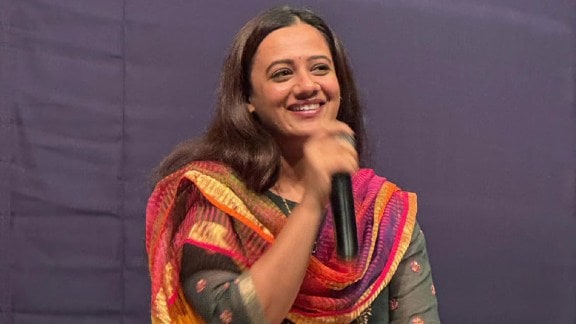 spruha joshi shares poem on social media as hindi compulsory gr is withdrawn