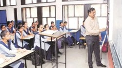 मुख्याध्यापकांची बदली रद्द करण्यासाठी पालक संघाचे विद्यार्थ्यांसह उपोषण