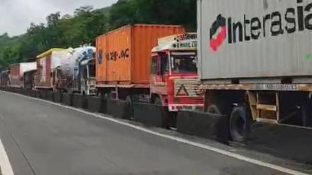 Traffic jam on Mumbai Ahmedabad National Highway
