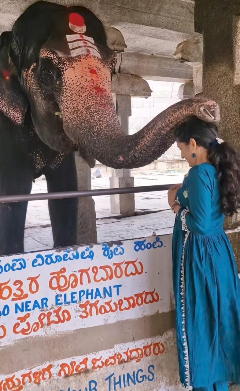 marathi actress kiran gaikwad wife vaishnavi kalyankar went to hampi