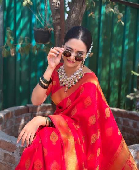 वल्लरीने नऊवारी साडी, त्यावर नक्षीकाम असलेलं ब्लाऊज आणि कपाळी चंद्रकोर असा खास लूक केला आहे. (फोटो सौजन्य - इन्स्टाग्राम)