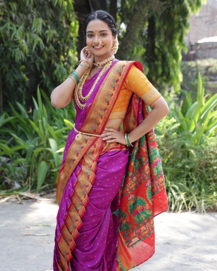 वल्लरी विराज सोशल मीडियावर नेहमीच सक्रीय असते. सोशल मीडियावर ती तिचे अनेक फोटो शेअर करत असते.