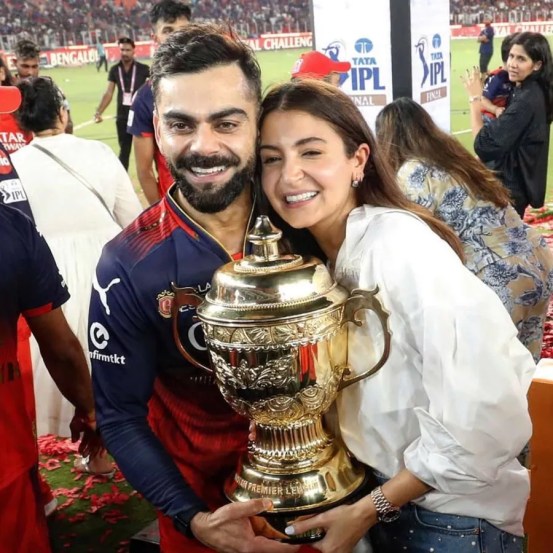 virat anushka photos in ipl final wining moment