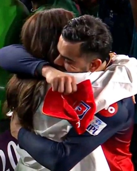 virat anushka photos in ipl final wining moment