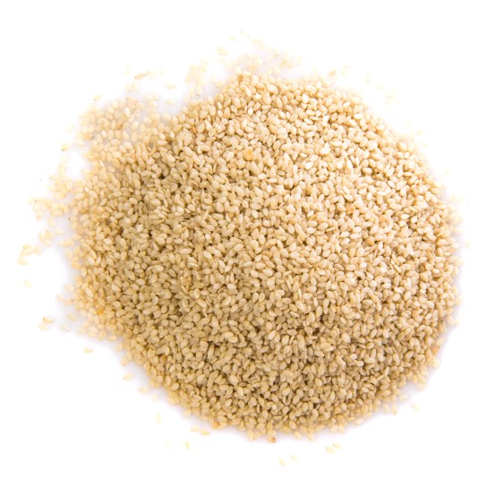 ६. तीळ (Sesame Seeds)थोडेसे पण गुणकारी! तीळ विशेषतः आयर्नने भरलेले असतात. हे आपल्या आहारात चटणी, लाडू, पराठा किंवा ताकात मिसळून सहज समाविष्ट करता येतात. यामध्ये कॅल्शियम, झिंक आणि आयर्न असतात, जे हिमोग्लोबिन वाढवण्यासाठी खूप उपयुक्त ठरतात. (छायाचित्र स्रोत: पेक्सेल्स)