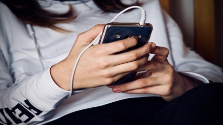 Mobile phone of woman stolen , Eastern Expressway,