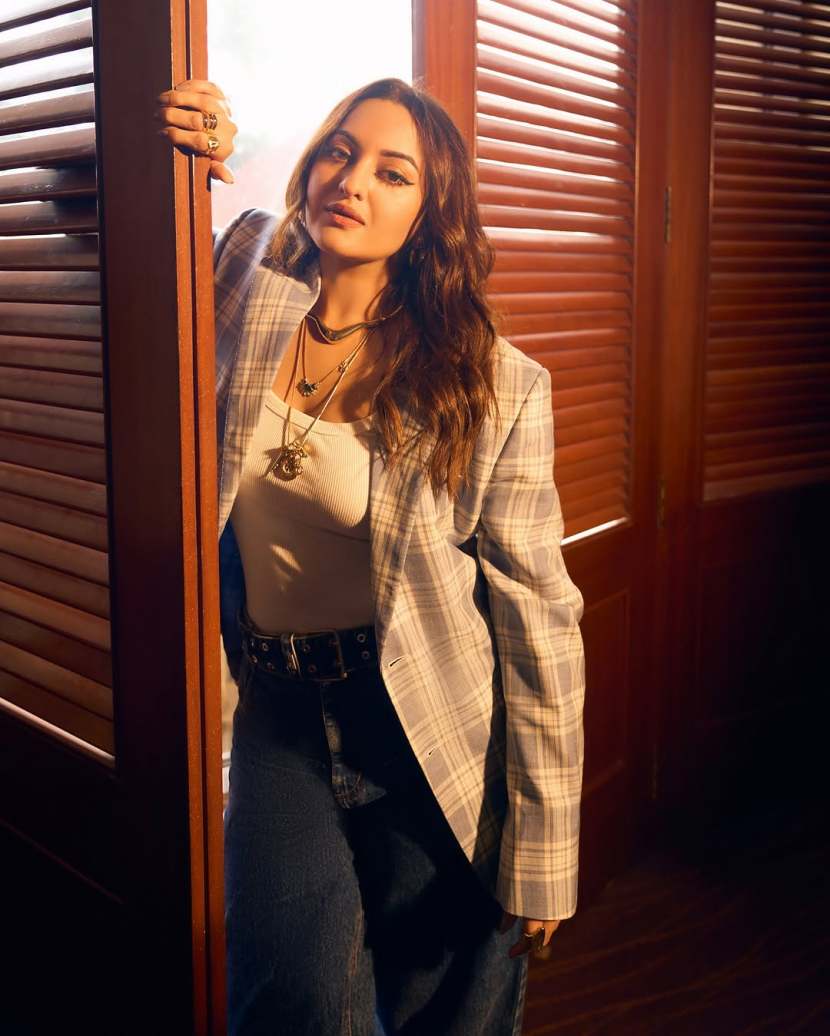 sonakshi sinha yellow outfit