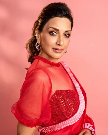 Bollywood actress sonali Bendre yellow saree,