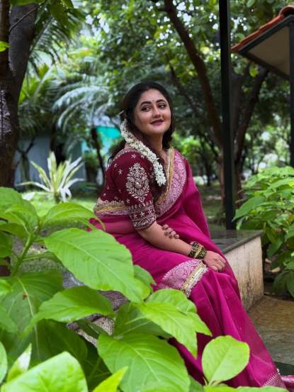 rashmi desai marathi look