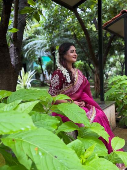 rashmi desai marathi look