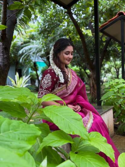 rashmi desai marathi look