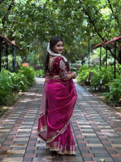 rashmi desai marathi look