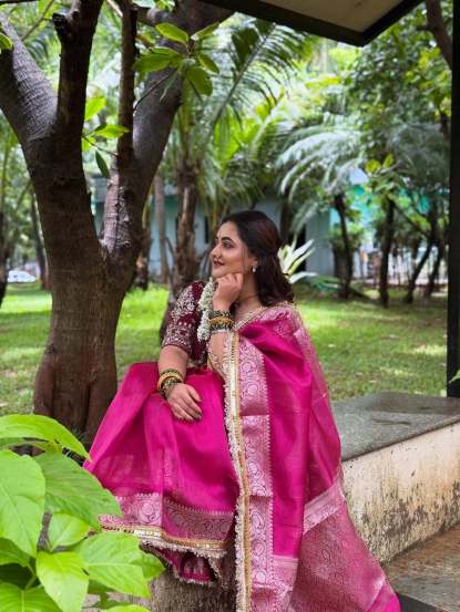 rashmi desai marathi look