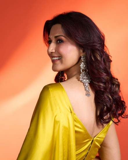 Bollywood actress sonali Bendre yellow saree,