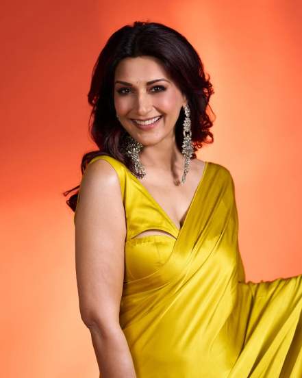 Bollywood actress sonali Bendre yellow saree,