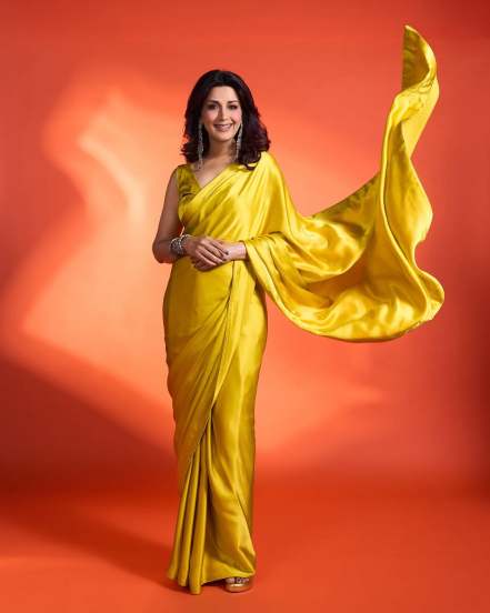 Bollywood actress sonali Bendre yellow saree,