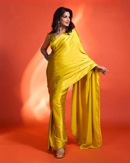 Bollywood actress sonali Bendre yellow saree,