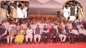 Thackeray-Shinde Photos : उद्धव ठाकरे आणि एकनाथ शिंदे समोरासमोर आले अन् शिंदेंच्या ‘या’ कृतीची चर्चा; ठाकरेंनी शेजारी बसणं टाळलं, विधानभवनात काय घडलं?