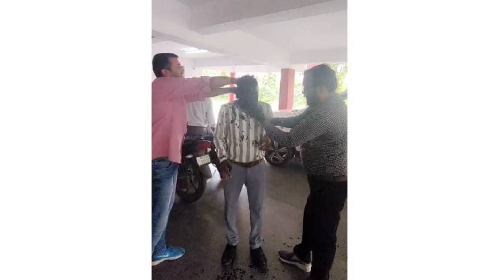 A nsp officer was blackened in the face in Nagpur