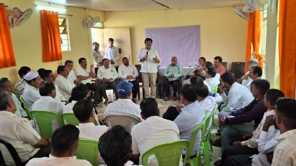 A warning was given in the all party protest held in Gadhinglaj that there will be all party opposition to Shaktipeeth